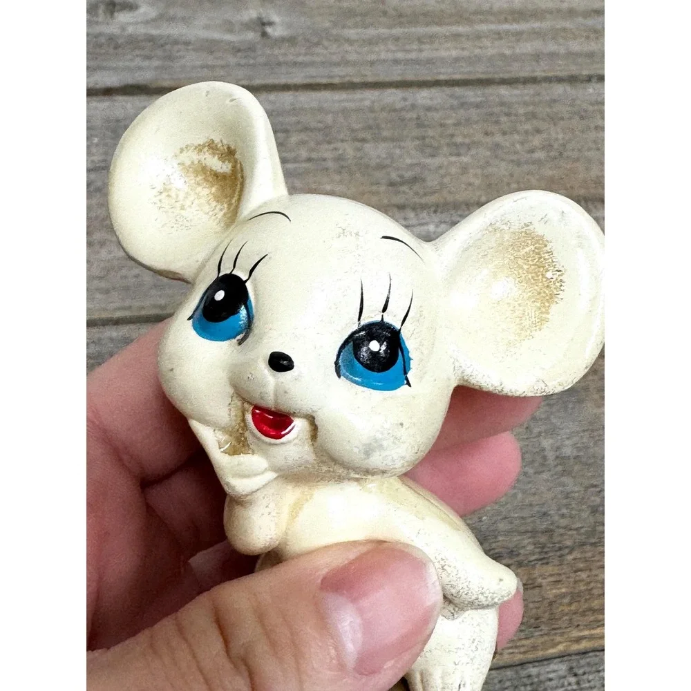 Vintage kitschy Mouse figurine- small anthropomorphic mouse statue 3.5